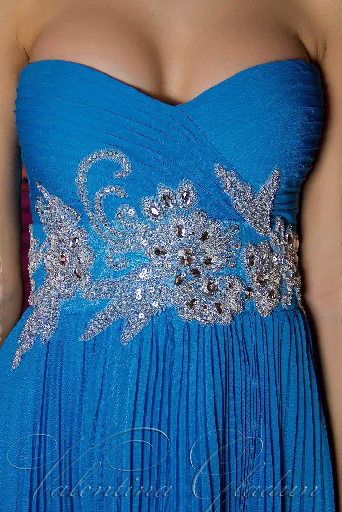 Вечернее платье голубого цвета с вышивкой камнями